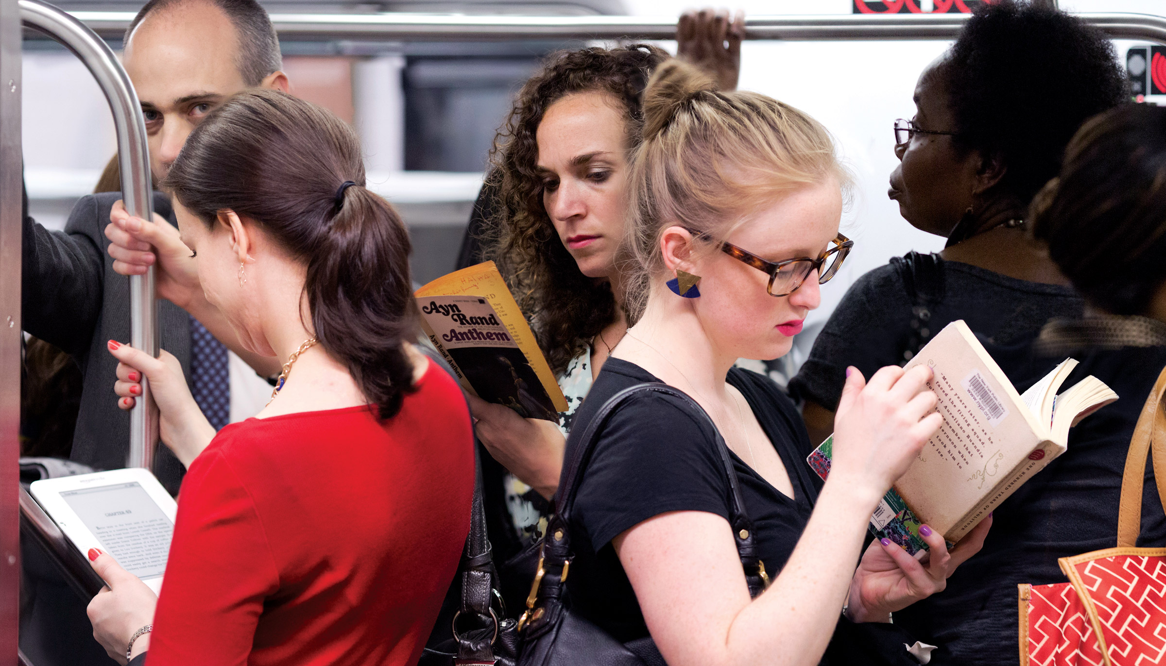 Обратиться вслух. Чтение в метро. Чтение в транспорте. Люди с книгами в метро. Люди читают в транспорте.